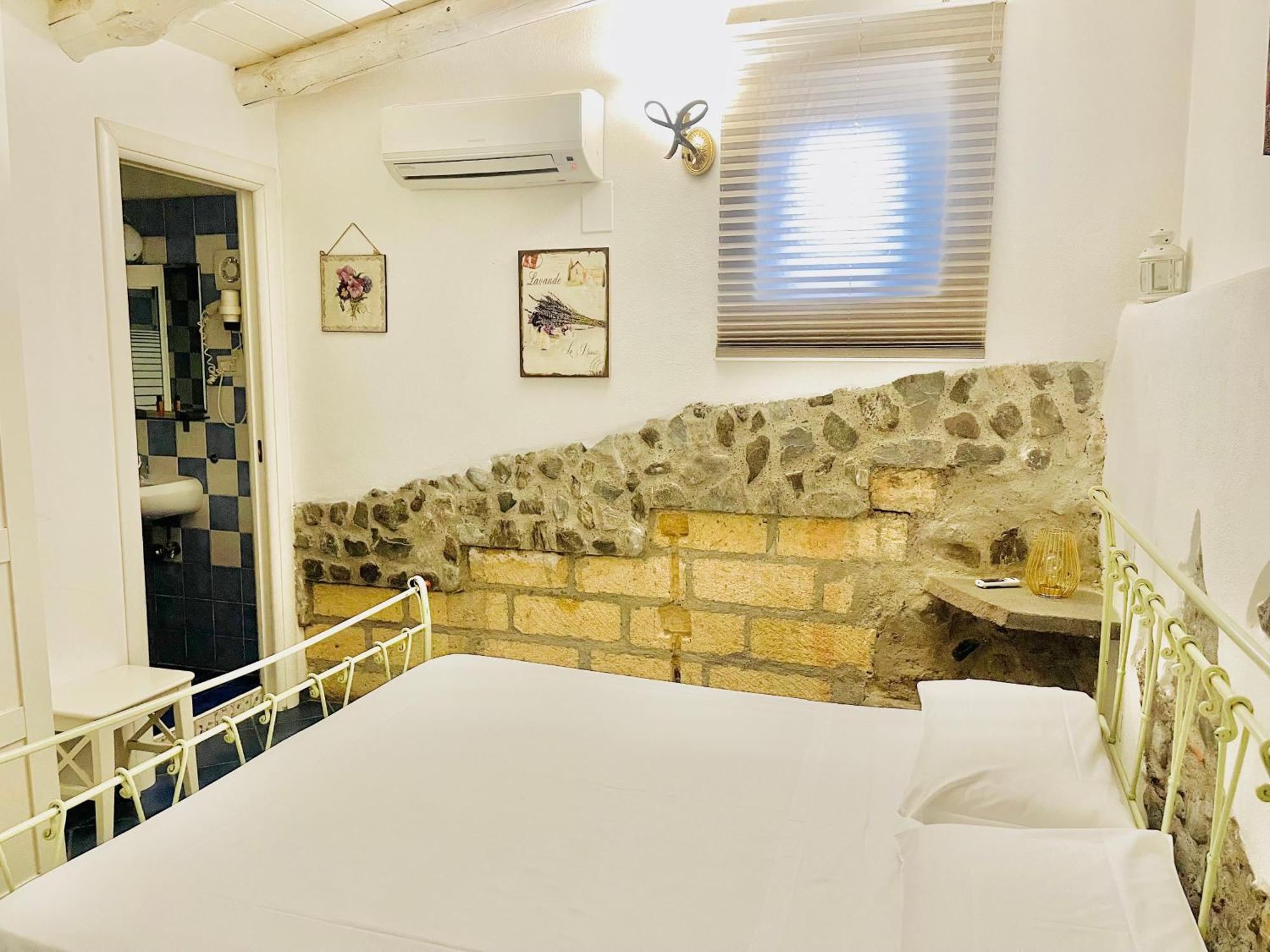 Bed and Breakfast Borgo Camicia In Барчеллона-Поццо-ди-Готто Номер фото