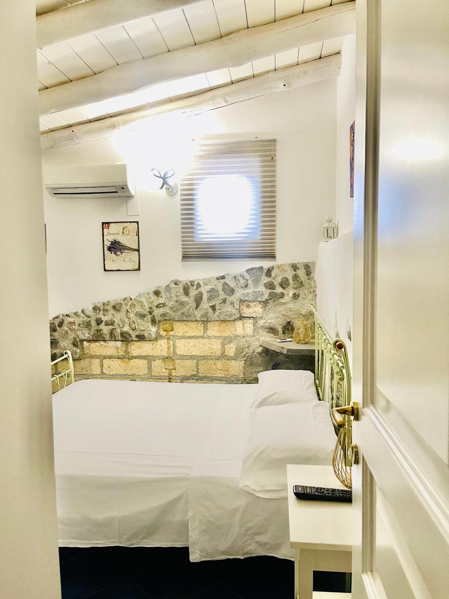 Bed and Breakfast Borgo Camicia In Барчеллона-Поццо-ди-Готто Номер фото